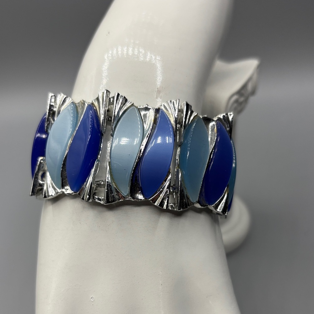Pretty Vintage Opaque Blues Thermoset Bracelet  JP239